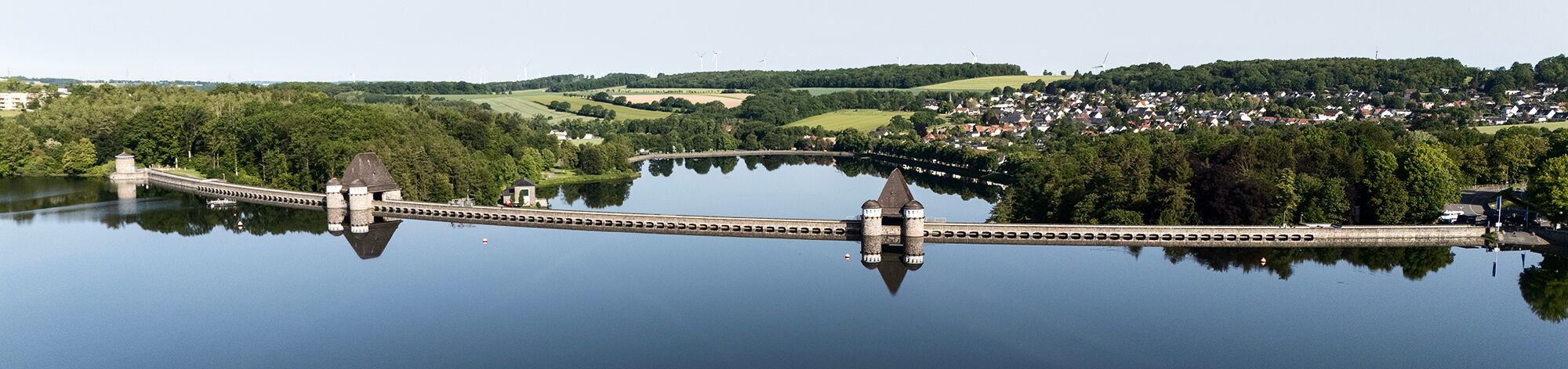 Sperrmauer Möhnesee aufgenommen von einer Drohne