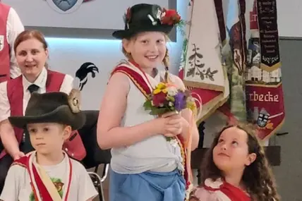 Nicht unterschlagen werden sollen die jüngsten Regenten: Die Kinder haben einen neuen Kinderkönig, das ist jetzt Felix Holle (Zug Schweineplatz). Kinderkönigin ist Enna Lichte vom ( Zug Osthofentor), wie Elena Wiegelmann an MöhneReport geschrieben hat. Vi